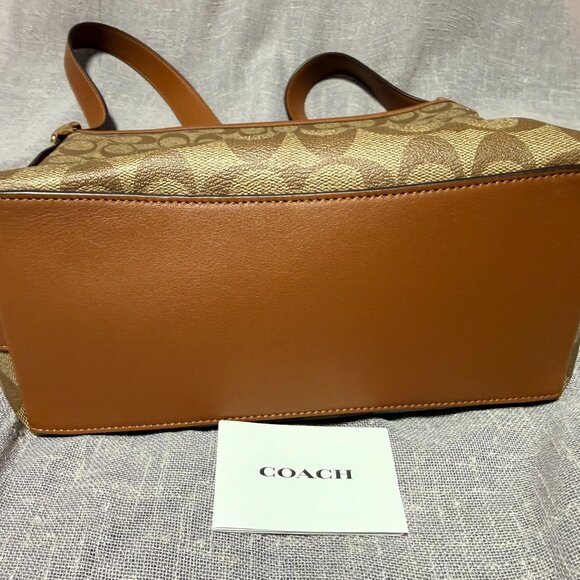 Coach Logo Print Crossbody with Colorful Stripes 🎨👜 - Picture 10 of 10